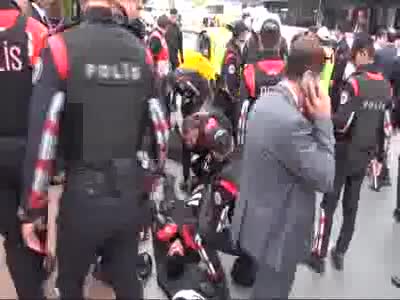 İstanbul'da Yunus ekibi kaza yaptı, 2 polis yaralı