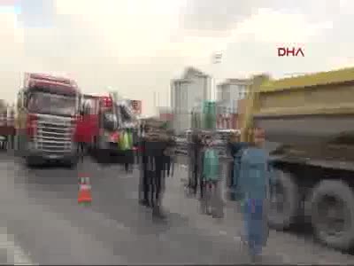 İstanbul'da zincirleme kaza nedeniyle trafik kilitlendi
