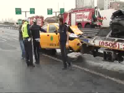 İstanbul'da zincirleme kaza nedeniyle trafik kilitlendi -2