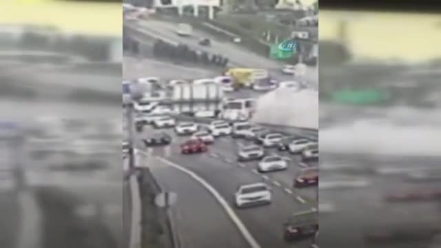 13 aracın birbirine girdiği kaza kamerada