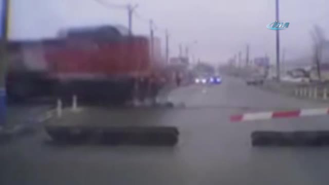 Kulaklıkla ilerlerken trenin altında kaldı