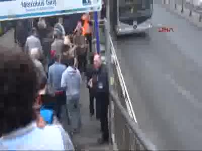 İstanbul'da metrobüs durağında hareketlilik
