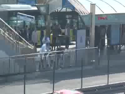 İstanbul'da metrobüs durağında hareketlilik -2