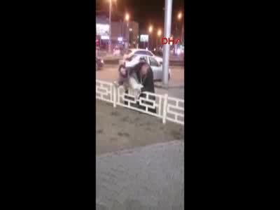 Öfkeli rahip boynundaki haçla sokak ortasında adam dövdü