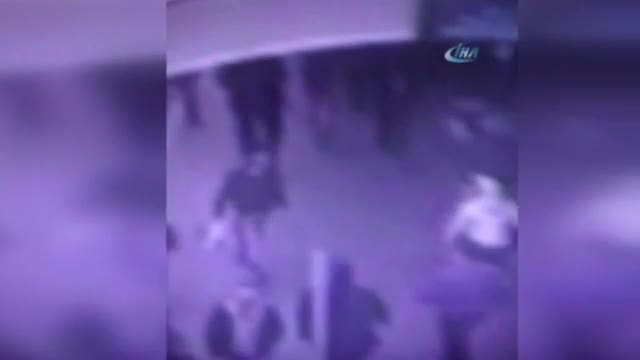 Metrobüs durağındaki patlama kamerada