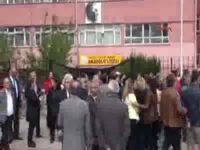Halk oyunlarına "zina" diyen müdür yardımcısı protesto edildi