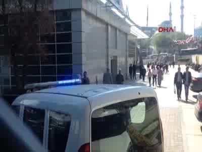 Belediye binasında ateş açıldı