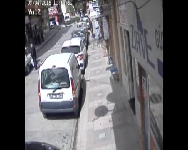 Bursa'da uyuşturucu bağımlısı gencin ilginç halleri kamerada