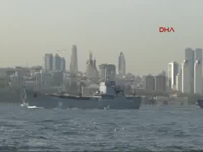Rus savaş gemisi İstanbul Boğazı'ndan geçti