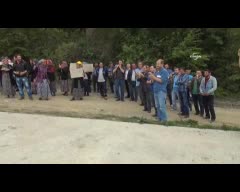 İşten atılan 8 işçi ve aileleri, fabrika önünde eylem yaptı