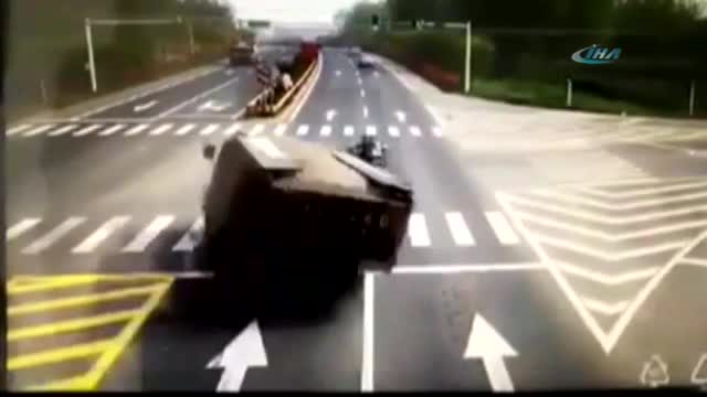 Çakıl yüklü kamyon üzerlerine devrildi!