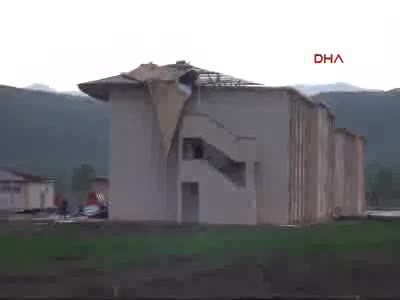 Amasya'da cezaevinin çatısı çöktü
