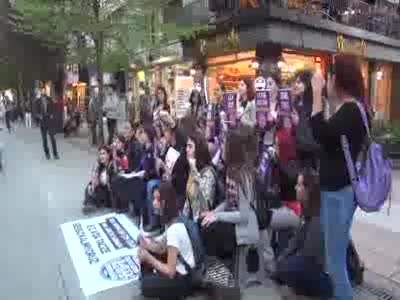 Kadınlar, işyerinde tacizi protesto etti