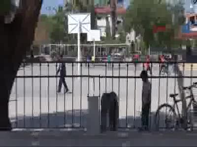 Okul korkuluk demiri bacağına saplandı