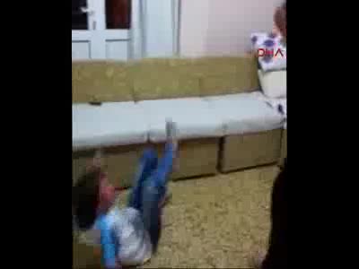 Suriyeli babadan, oğluna hortumlu işkence