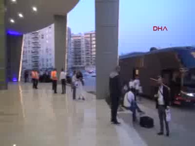 Açılış maçında oyunculara saldırdılar