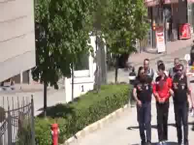 Babasına sandalye ile vuran adamı bıçaklayarak öldürdü
