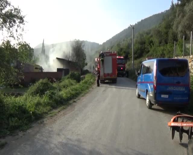 Bursa'da ahırda çıkan yangın TIR'ı ve samanları kül etti