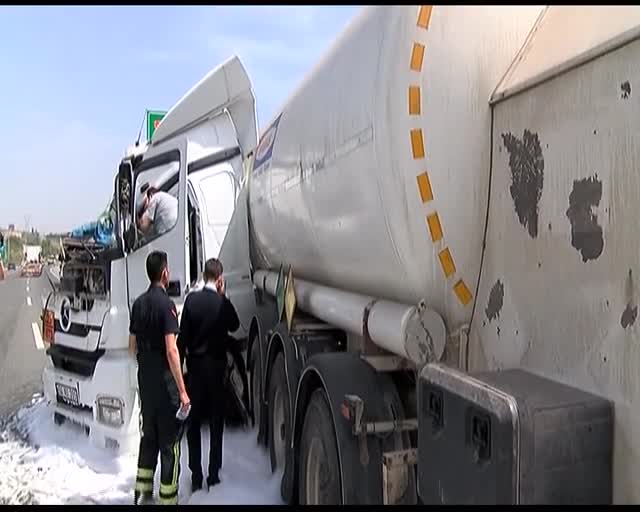 Bursa'da feci kaza! TIR çöp kamyonuna çarptı...