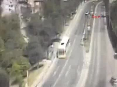 Taksinin otobüse çarpma anı kamerada