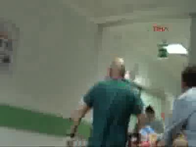 Babasının kucağındayken 2. kattan düşen bebek ağır yaralandı