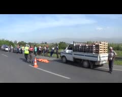 Kamyonete çarptı, başka bir aracın altında kalarak can verdi