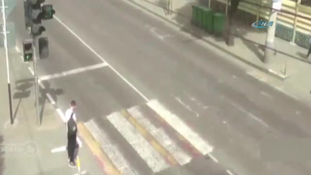 Troleybüs dikkatsiz gence böyle çarptı