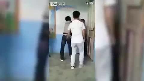 Sınıf arkadaşlarını döven öğretmeni tekme tokat dövdüler