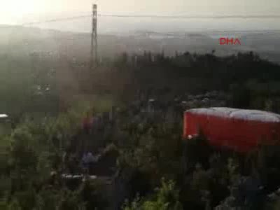 Paraşütçü, yüksek gerilim tellerinde asılı kaldı