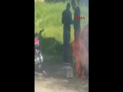 Parmak izlerini silmek için çaldıkları çantayı yaktılar