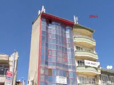 Baz istasyonu parçası, çatıdan otomobilin üzerine düştü