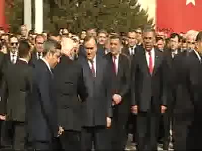 TBMM'nin 96'ncı açılış yıl dönümü dolayısıyla TBMM Atatürk Anıtı'na çelenk bırakıldı