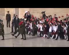 Bakan Avcı, çocuklarla Anıtkabir'i ziyaret etti