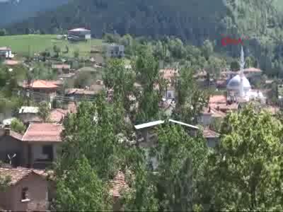 Bursa'da bayramda öğretmenleriyle okulu boyadılar