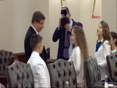 Başbakan Davutoğlu, koltuğunu Reyhan Nur'a devretti