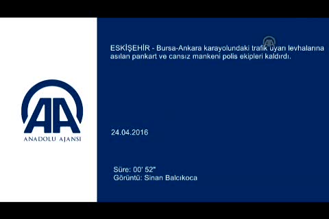 Trafik uyarı levhasına cansız manken astılar