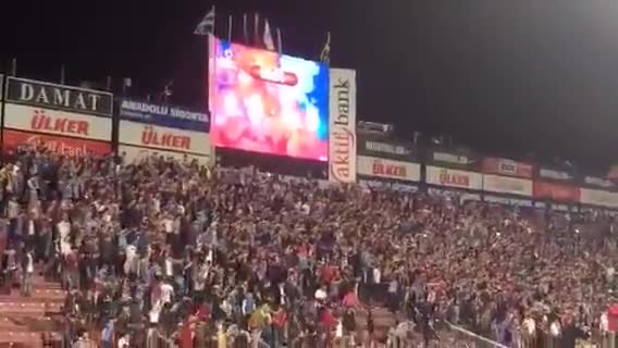 Trabzonspor-Fenerbahçe maçında hakeme saldırı! Maç tatil edildi...