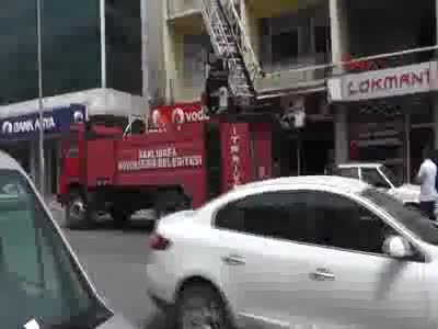 İtfaiyenin kurtarmaya çalıştığı kedi 5'inci kattan düştü