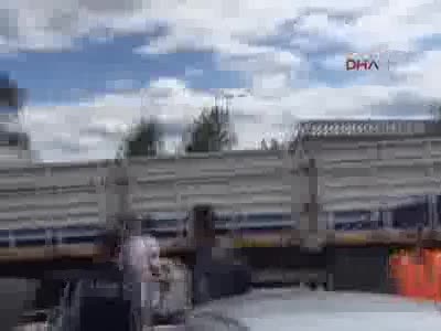 Freni tutmayan TIR bina duvarına çarptı