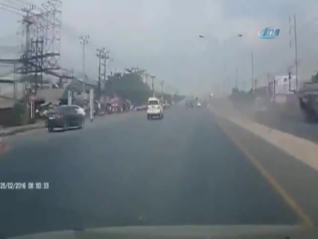 Otomobil sürüklediği pikapla kamyona çarptı