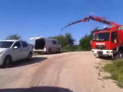 Uçuruma yuvarlanan inek itfaiye ekiplerince kurtarıldı