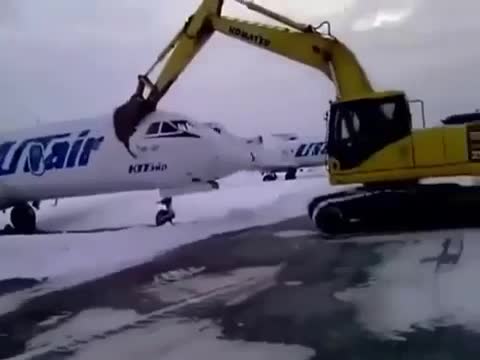 İşten atılınca uçağı parçaladı!