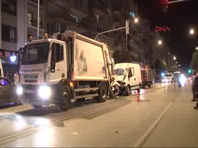 Minibüs çöp kamyonuna çarptı: 2 ölü
