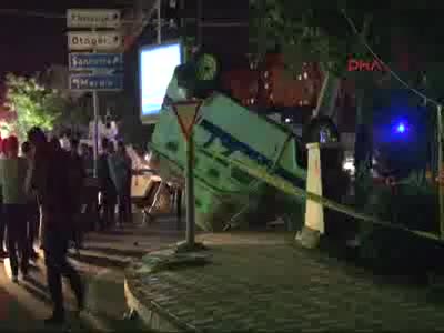 Diyarbakır'da zırhlı araç devrildi: 3 polis yaralı