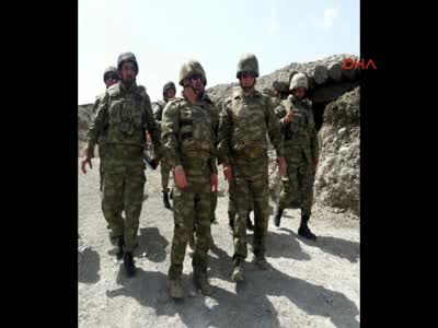 Azerbaycan Savunma Bakanı sınır hattında