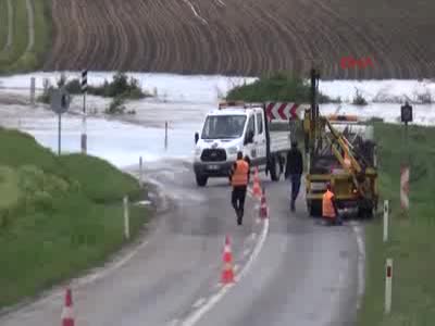 Edirne'de dere taştı yol kapandı