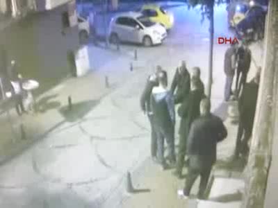 İstanbul'da gece kulübündeki silahlı saldırı anı kamerada