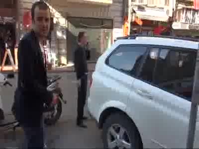 Silahlı adam balkondan para saçtı