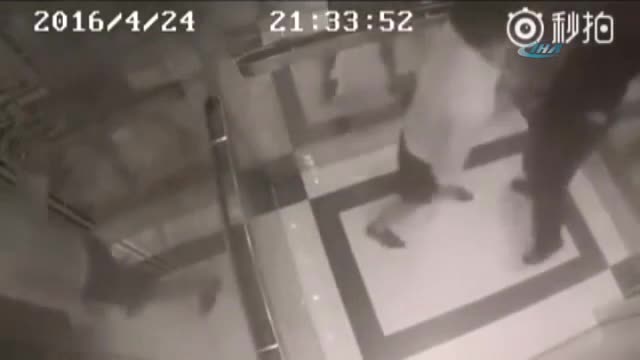 Asansörde tacize uğrayan kadın bakın ne yaptı!