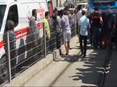 Tramvay durağında baygınlık geçirip düşen kadın ölümden döndü